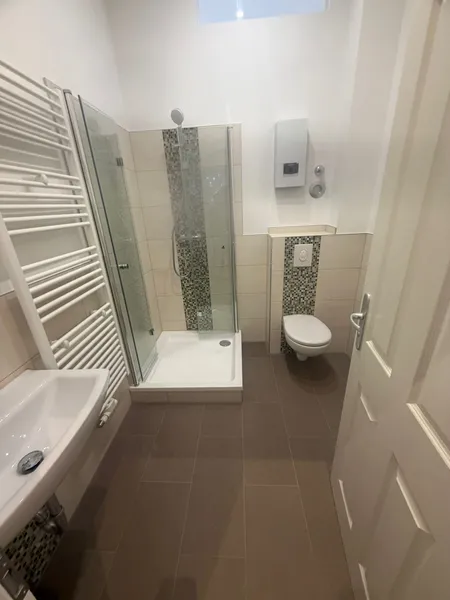 Modernisierte 2-Zimmer-Wohnung mit Balkon in der Nähe vom Hermannplatz! — photo 1